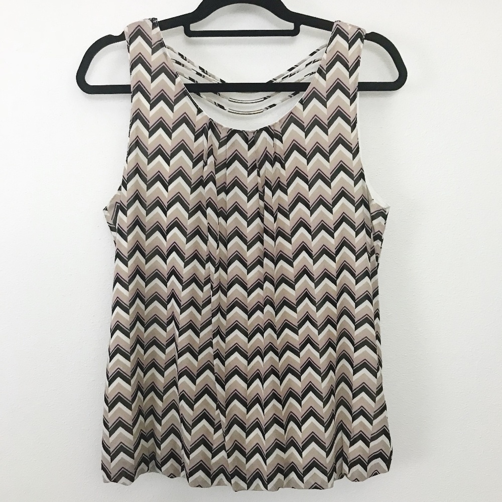 Tan/Pink/black/white chevron pattern Ember Missy lined top Size Large